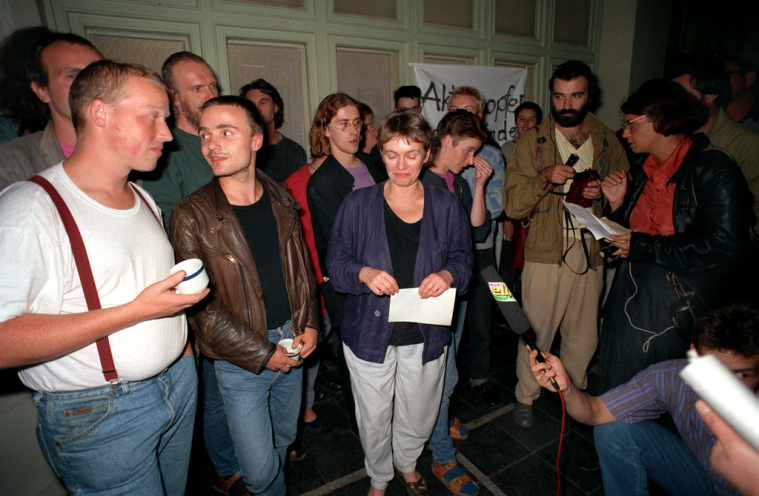 Michael Heinisch (links) sowie andere Bürgerrechtler und Bürgerrechtlerinnen bei einer Presseerklärung anlässlich der Besetzung der ehemaligen Stasi-Zentrale in Berlin im September 1990. Quelle: picture-alliance / ZB | Uhlemann