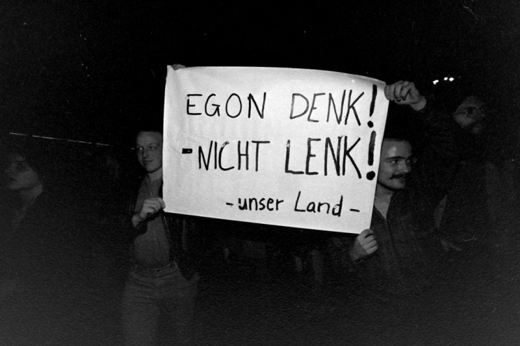 Michael Heinisch und Stefan Müller mit ihrem Transparent „Egon denk! – Nicht lenk! – unser Land“. Sie tragen es auf einer Demonstration am 24. Oktober 1989 in Ost-Berlin. Diese Demo richtet sich gegen die Wahl von Egon Krenz zum Staatsratsvorsitzenden....