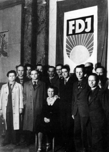 Die  FDJ-Führung 1946. V.l.n.r.: Herrmann Axen, unbekannt, Manfred Klein, Gerhard Rolack, unbekannt, Edith Baumann, Robert Bialek (1956 in MfS-Haft umgekommen), Paul Verner, Werner Ruprecht, Erich Honecker, unbekannt, Otto Wiesner.