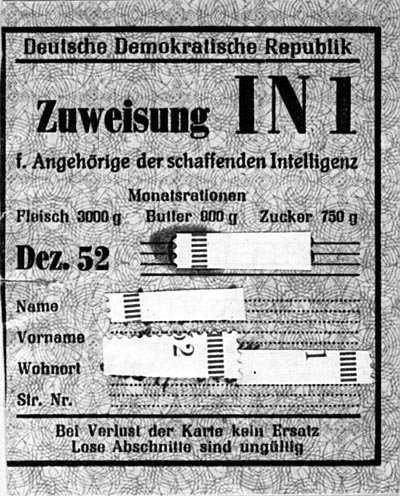 Essen à la carte: In der Bundesrepublik wird die Rationierung von Lebensmitteln 1950 aufgehoben. In der DDR gelten die Lebensmittelmarken dagegen bis 1958.