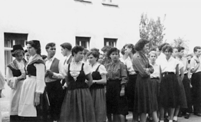 Zum Heimatfest in Storkow 1956 tritt die Volkstanzgruppe an, in der sich viele Schülerinnen und Schüler der Kurt-Scheffel-Oberschule engagieren.