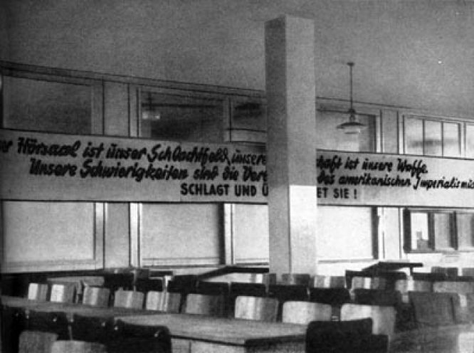 Die Mensa der Friedrich-Schiller-Universität Jena um 1952, in der alljährlich der Physikerball stattfindet. 1956 führen Studenten hier ein äußerst brisantes Kabarettprogramm auf.