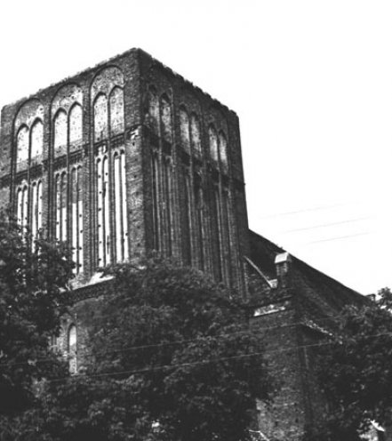 Greifswald um 1955: die Jakobikirche nach dem Feuer. Die Brandursache ist bis heute nicht geklärt. Nach einem amtlichen, von der Kirchenverwaltung akzeptierten Gutachten, hatte ein überhitzter Ofen den Brand entfacht.
