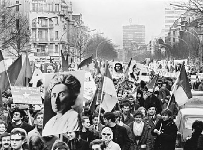 Am Tag des internationalen Protestes gegen den Krieg in Vietnam (21. Oktober 1967) demonstrieren über 10.000 Menschen auf dem Kurfürstendamm in West-Berlin.