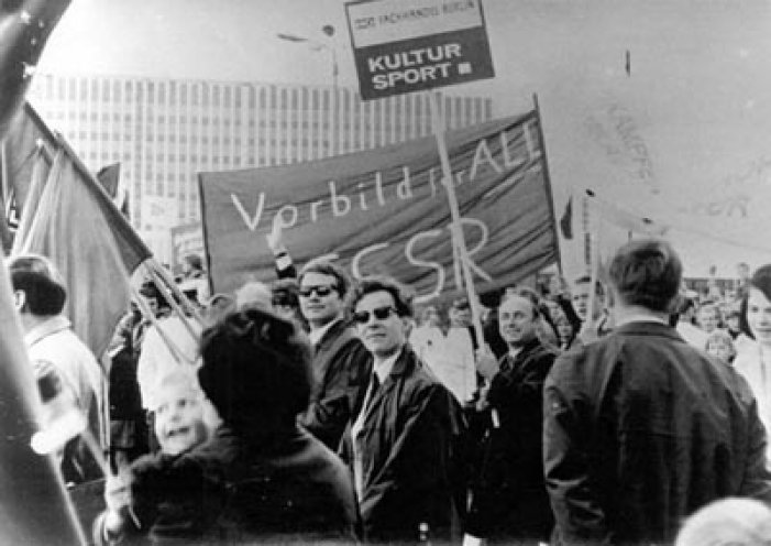 Die CSSR als Vorbild: In der DDR solidarisieren sich 1968 etliche junge Leute mit den Ideen des Prager Frühlings. Auf der zentralen Mai-Demonstration 1968 in Ost-Berlin führen zwei Männer ein selbst gefertigtes Transparent mit. Kurz nach Entstehen...