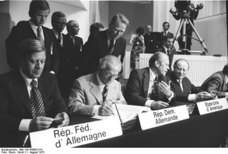 Nach über zweijährigen Verhandlungen in Genf unterzeichnen die Staats- und Regierungschefs der 35 Teilnehmerstaaten am 1. August 1975 in Helsinki die KSZE-Schlussakte (v. l. n. r.: Helmut Schmidt, Erich Honecker, Gerald Ford, Bruno Kreisky).