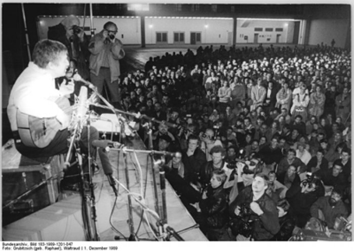 Zum ersten mal nach seiner Ausbürgerung 1976 kann Wolf Biermann wieder in der DDR auftreten. Am 1. Dezember 1989 wird er in der Leipziger Messehalle 2 von den etwa 5.000 Besuchern mit einem Beifallsorkan empfangen.