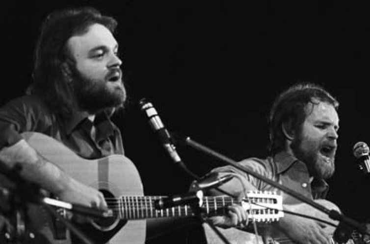 4. November 1977, Eissporthalle in West-Berlin: Nach ihrer Ausweisung aus der DDR treten Gerulf Pannach (29) und Christian Kunert (25) zusammen mit ihrem Freund Wolf Biermann auf. V.l.n.r.: Christian „Kuno“ Kunert, Gerulf Pannach.