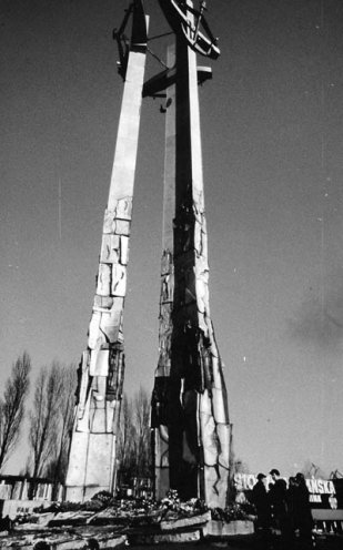 Nach einer drastischen Preiserhöhung für Lebensmittel kommt es 1970 in ganz Polen zu Massenkundgebungen, Streiks und Unruhen. In Danzig streiken die Werftarbeiter der Leninwerft. Polizei und Militär gehen mit enormer Härte gegen die Streikenden vor....