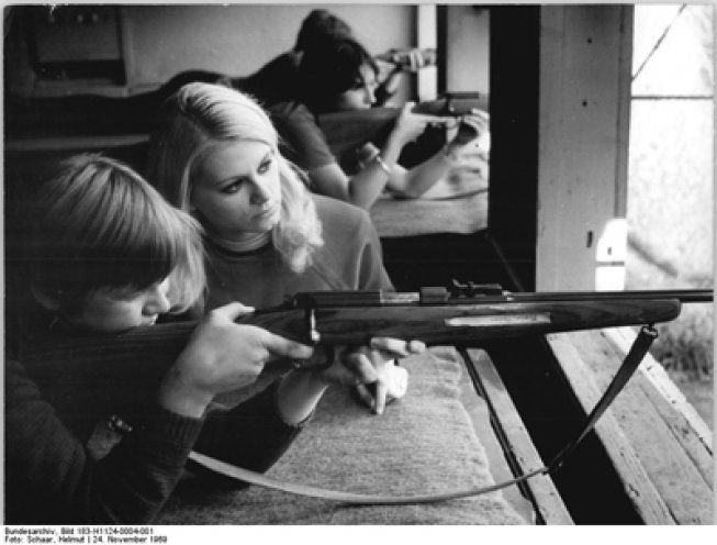Lehrlinge aus dem VEB Leuna-Werke "Walter Ulbricht" am 24. November 1969 bei der vormilitärischen Ausbildung. Quelle: Bundesarchiv/183-H1124-0004-001/Helmut Schaar