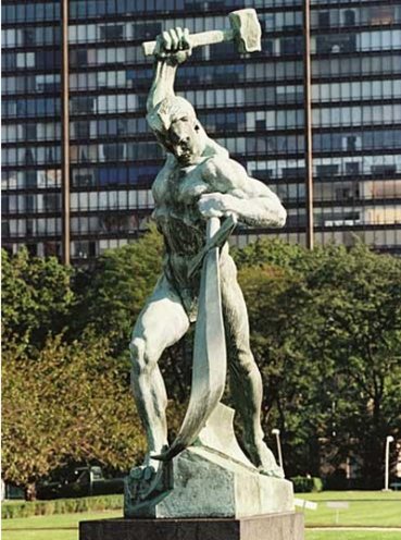 Die Sowjetunion schenkt am 4. Dezember 1959 der UNO die Bronzeskulptur "Schwerter zu Pflugscharen" von Jewgeni Wutschetitsch. Blick auf die Skulptur vor dem UNO-Gebäude.