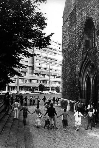 Unerlaubte Menschenkette an der Marienkirche in Ost-Berlin zum Weltfriedenstag am 1. September 1983. Mit dabei: die Frauen für den Frieden.