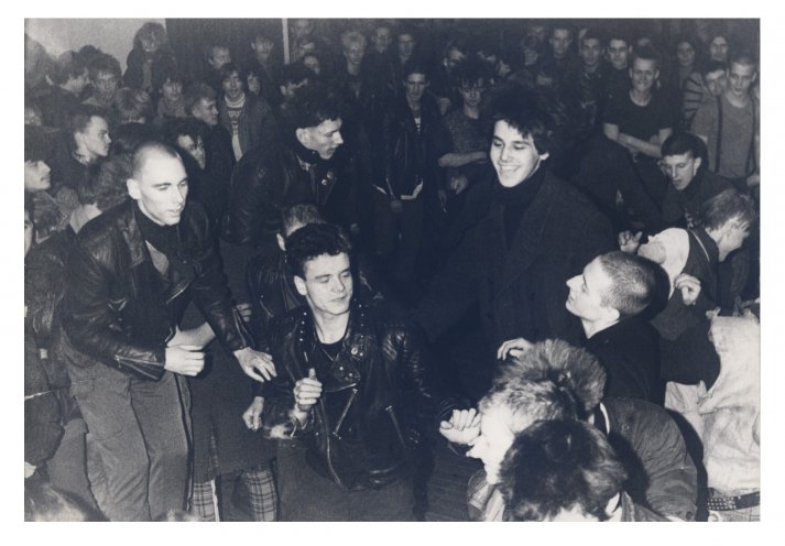 1983 spielen in der Christus-Kirche in Halle die Punkbands Namenlos, Planlos, Wutanfall und Restbestand. Dies ist das bisher größte kirchliche Punktreffen. Hierbei kommt es auch zu den ersten Auseinandersetzungen mit Skinheads aus Ost-Berlin. Quelle:...