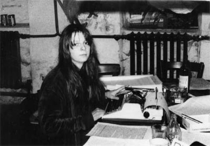 Mai 1988: Uta Ihlow schreibt die Matrizen für den Druck der Umweltblätter.