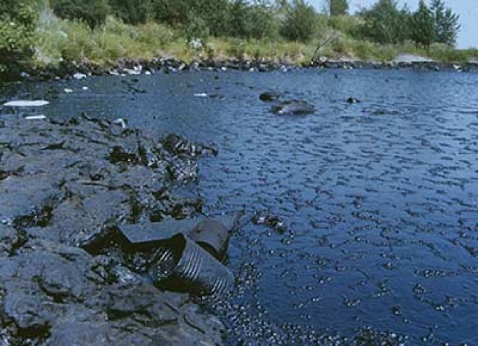 Verseuchte Flüsse und Seen: Industrieabfälle werden ohne Rücksicht auf die Umwelt entsorgt. Hier der Teerteich in der ehemaligen Grube Neue Sorge in der Region Bitterfeld/Wolfen.