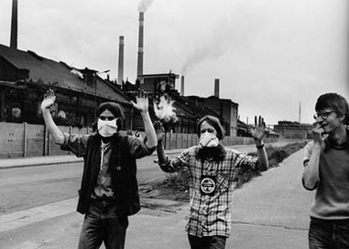 Den Aktivisten stinkts gewaltig: Am 18. Mai 1984 organisieren Michael Beleites und der Bitterfelder Kreisjugendpfarrer Jürgen Kohtz einen Protestmarsch von Bitterfeld über Greppin nach Wolfen. Damit wollen sie auf die Umweltzerstörung in dieser Region...