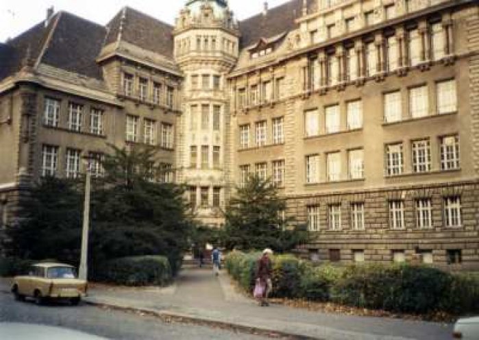 Wegen ihrer Kritik an der zunehmenden Militarisierung der DDR-Gesellschaft werden Anfang Oktober 1988 vier Schüler von der Carl-von-Ossietzky-Oberschule in Ost-Berlin geworfen. Im Bild: das Schulgebäude.