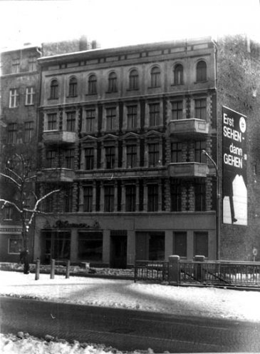 Haus in der Schönhauser Allee 20 im Bezirk Prenzlauer Berg, in dem die leer stehenden Wohnungen besetzt werden (1981).