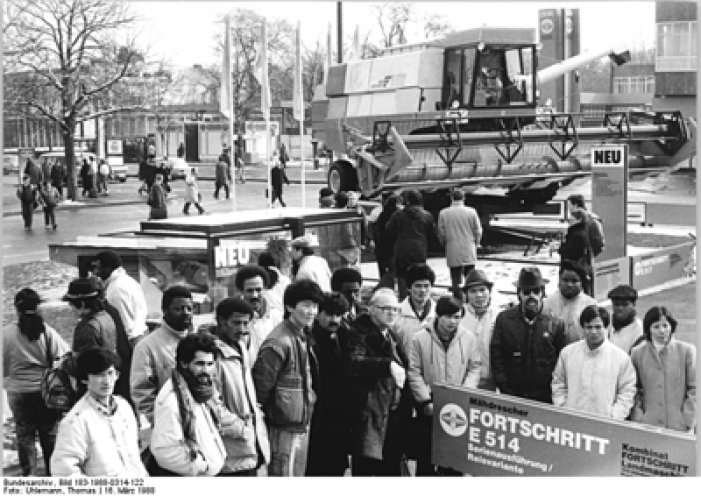 Im Frühjahr und im Herbst finden in Leipzig inmternationale Messen statt. Die Stadt ist in diesen Zeiten voll von ausländischen Besuchern und gibt sich gerne weltoffen. Ausreisewillige DDR-Bürger nutzen dies immer wieder, um auf ihre Anliegen aufmerksam...