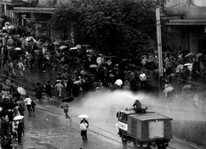 Die Einsatzleitung der Volkspolizei ist völlig überfordert und lässt Löschfahrzeuge der Feuerwehr Plauen als Wasserwerfer einsetzen, um die Leute auseinanderzutreiben. Doch auch die Wasserwerfer können den Demonstrationszug nicht aufhalten.