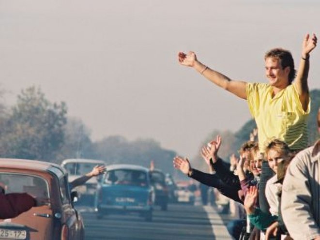 Einreisende DDR Bürger werden am Grenzübergang Helmstedt/Marienborn begrüßt (10. November 1989).