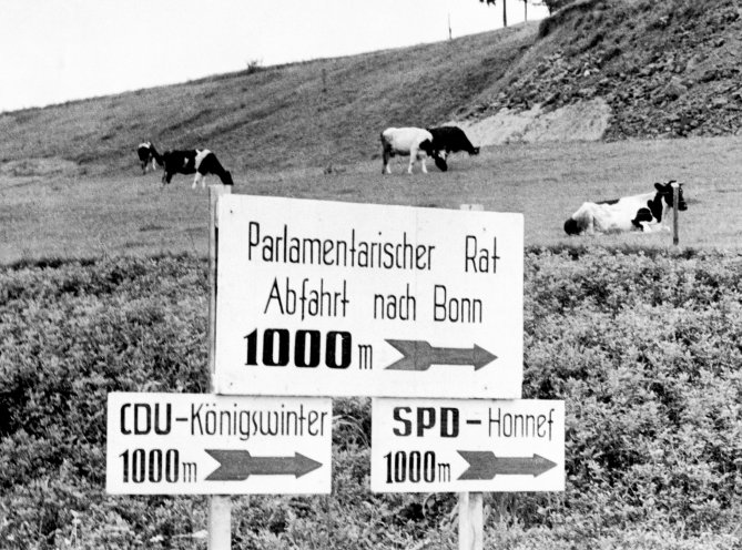Große Politik in ländlicher Idylle: Hinweisschilder an der Straße nach Bonn, wo zwischen 1. September 1948 und 8. Mai 1949 der Parlamentarische Rat zusammentritt. Quelle: REGIERUNGonline