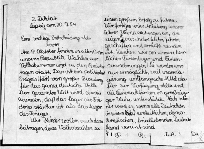 Die Propaganda macht auch vor Kindern nicht halt: Diktat im sechsten Schuljahr über die Volkskammerwahl vom 17. Oktober 1954. Quelle: Volkswahlen, Wahlterror, Wahlbeeinflussung und Wahlbehinderung bei den Wahlen zur Volkskammer am 17. Oktober 1954 in...