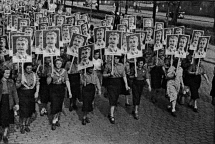 Demonstration zum Tag der jungen Mädchen am 9. August 1951 im Ostberliner Stadtteil Friedrichshain: FDJlerinnen tragen das Porträt des „großen Stalin“. Quelle: Bundesarchiv/183-11500-0994/Martin
