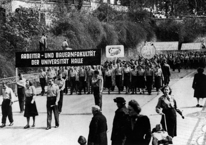 Eine vom Staat angeordnete Demonstration: 1949 entstehen in der DDR die Arbeiter-und-Bauern-Fakultäten (ABF). Junge Menschen, speziell aus Arbeiter- und Bauernfamilien, sollen die Möglichkeit erhalten, das Abitur zu machen. Die ABF dienen der SED vor...