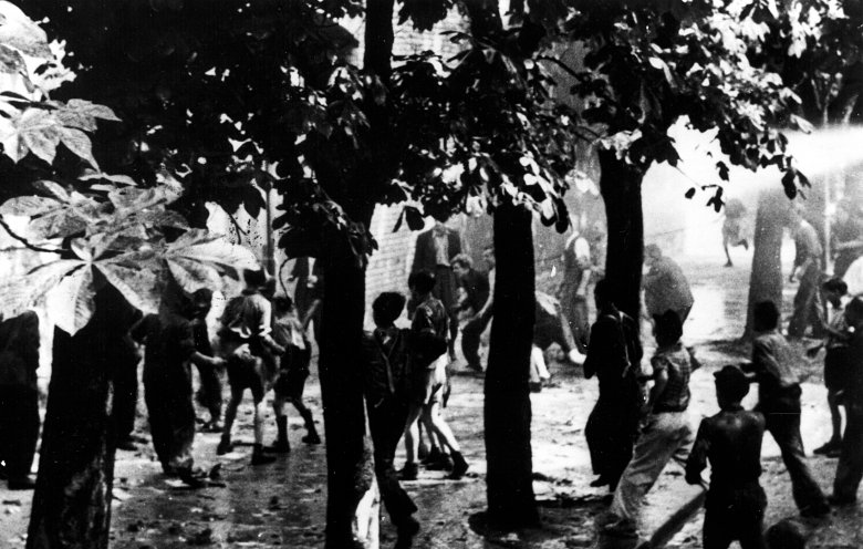 Sturm auf den "Roten Ochsen": Demonstranten versammeln sich vor dem berüchtigten Zuchthaus am Kirchtor und werfen Steine gegen das Gefängnis. Das Bild ist Teil eines Films des Kameramanns Albert Ammer. Albert Ammer wurde am folgenden Morgen von der...