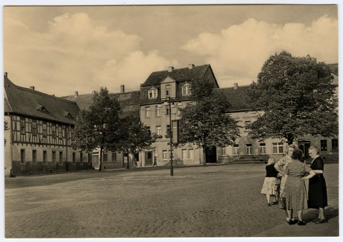 Der Marktplatz von Eisenberg. Zu Beginn der 1950er Jahre ist das im Osten Thüringens gelegene Eisenberg eine beschauliche Kleinstadt mit circa 16.000 Einwohnern. Quelle: Robert-Havemann-Gesellschaft / RHG_Fo_HAB_19973