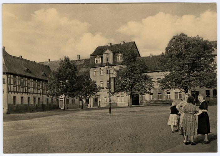 Der Marktplatz von Eisenberg. Zu Beginn der 1950er Jahre ist das im Osten Thüringens gelegene Eisenberg eine beschauliche Kleinstadt mit circa 16.000 Einwohnern. Quelle: Robert-Havemann-Gesellschaft