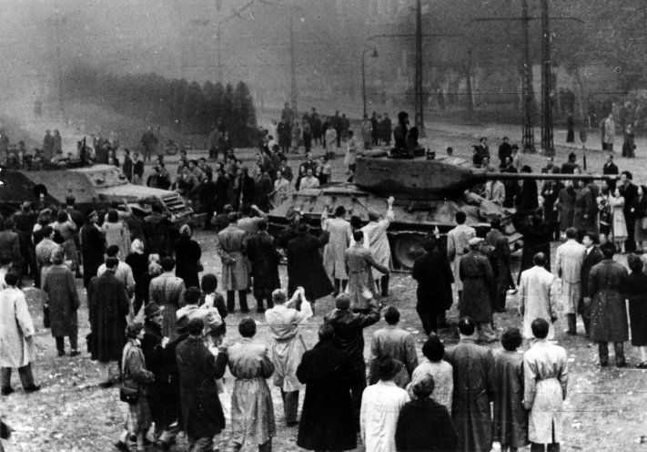 Panzer in Budapest: Nur der massive Einsatz Zehntausender sowjetischer Soldaten kann im Oktober 1956 den Sturz des kommunistischen Regimes in Ungarn verhindern. Ungarische Soldaten kämpfen auf beiden Seiten. Tausende Menschen kommen dabei zu Tode, darunter...