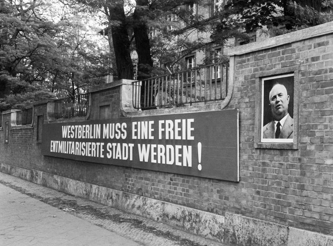 Im Ostberliner Stadtteil Köpenick: sowjetisches Propagandaplakat neben einem Porträt des Parteichefs der KPdSU, Nikita Chruschtschow. Quelle: REGIERUNGonline/Klaus Schütz