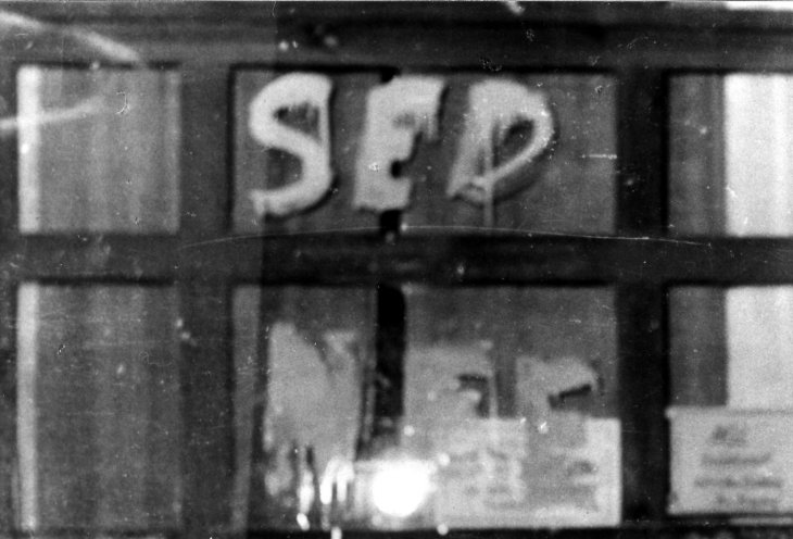 "SED – NEE". Gegen den Mauerbau am 13. August 1961 regt sich nur geringer Widerstand, obwohl es in der DDR-Bevölkerung heftig rumort. Die meisten lehnen den Mauerbau ab. Die Gruppe um Michael Gartenschläger macht ihrem Ärger Luft: Die Jugendlichen...