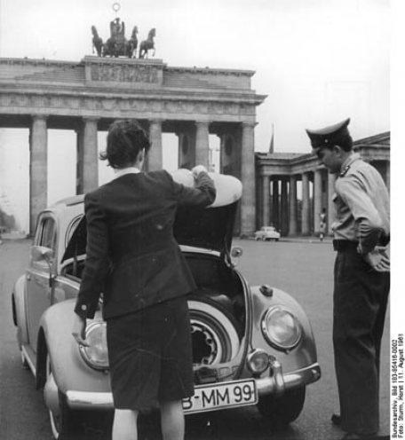 Das Brandenburger Tor in Berlin kurz vor dem Mauerbau. Am 11. August 1961 kontrollieren Ostberliner Zöllner ein aus West-Berlin kommendes Auto. Quelle: Bundesarchiv/Bild 183-85416-0002/Horst Sturm