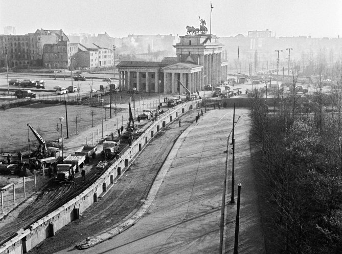 20. November 1961: Blick auf den Mauerbau am Brandenburger Tor. Quelle: REGIERUNGonline/Klaus Schütz