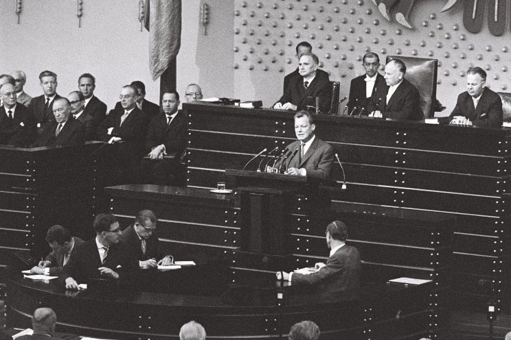 Willy Brandt, Regierender Bürgermeister von Berlin, am 18. August 1961während seiner Rede in einer Sondersitzung zum Mauerbau im Deutschen Bundestag. Er fordert eine Initiative der Westmächte, um die Verletzung der Menschenrechte in Berlin vor die...