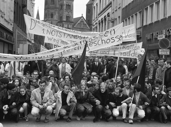Das Kuratorium "Notstand der Demokratie" und die "Kampagne für Demokratie und Abrüstung" organisieren am 11. Mai 1968 einen Sternenmarsch auf Bonn, um gegen die Notstandsgesetzgebung der Großen Koalition zu protestieren. Diese sieht eine Einschränkung...