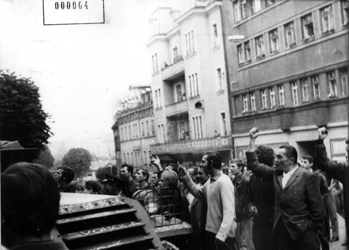 Ohnmächtig erheben die Demonstranten ihre Fäuste gegen die Besatzungstruppen. Quelle: BStU, MfS, HA IX/2854, S. 4
