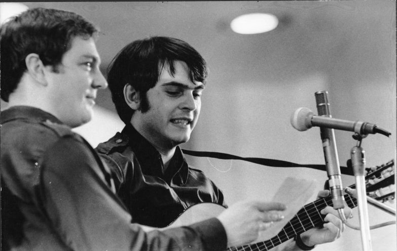 Zwischen 1970 und 1990 findet alljährlich im Februar das Festival des politischen Liedes in Ost-Berlin statt. Das Festival, vom Oktoberklub begründet, ist eine der größten Musikveranstaltungen in der DDR. Im Bild Hartmut König vom Oktoberklub beim...