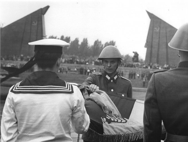 Der Fahneneid der NVA verpflichtet jeden Soldaten, den „Sozialismus gegen alle Feinde zu verteidigen“ und den „militärischen Vorgesetzten unbedingten Gehorsam zu leisten“. Wer der Feind ist, bestimmt die Partei. Im Bild: die Vereidigung von Wehrpflichtigen...