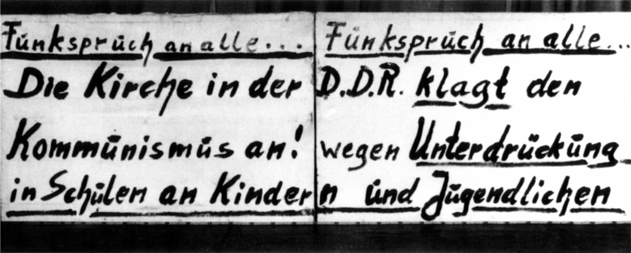 Oskar Brüsewitz (1929 - 1976), Pfarrer von Rippicha, protestiert 1975 mit einem Plakat gegen den atheistischen Staat. Aus Protest gegen das repressive System und die mangelnde Unterstützung durch die Kirche setzt er sich am 18. August 1976 auf dem Marktplatz...