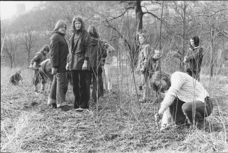 Brutaler Überfall: Am 18. Januar 1975 zerschlägt die Polizei eine Verlobungsfeier in der Jenaer Gartenstraße 7, einem von Jugendlichen besetzten Abrisshaus. Dabei werden 15 Jugendliche vorläufig festgenommen. Als einige von ihnen sich über die Brutalität...
