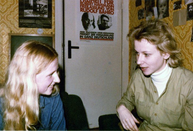 Die Kindergärtnerin Kerstin Graf (22) stellt für eine Veranstaltung ihre Biermann-Schallplatten zur Verfügung. Wegen ihrer Kontakte zu Robert Havemann und seiner Tochter Sybille steht sie im Visier der Stasi. Quelle: Robert-Havemann-Gesellschaft