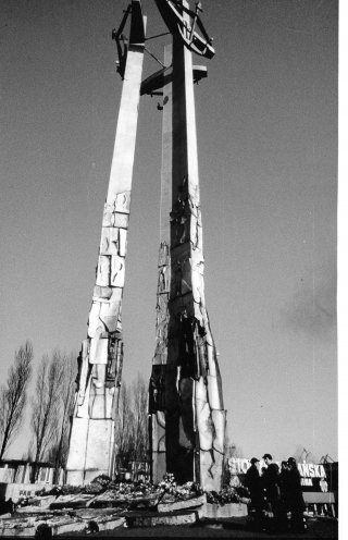 Nach einer drastischen Preiserhöhung für Lebensmittel kommt es 1970 in ganz Polen zu Massenkundgebungen, Streiks und Unruhen. In Danzig streiken die Werftarbeiter der Leninwerft. Polizei und Militär gehen mit enormer Härte gegen die Streikenden vor....