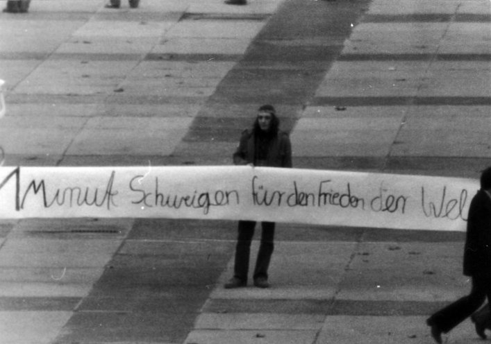Eine Minute Schweigen für den Weltfrieden: Menschenkette auf dem Platz der Kosmonauten am 14. November 1982 in Jena. Quelle: BStU, MfS, BV Gera, Abt. VIII, BB 101/82, Mappe 2