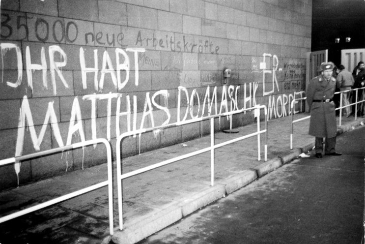 Nach der Erstürmung der Stasi-Zentrale in der Berliner Normannenstraße am 15. Januar 1990 erinnert ein Graffiti an den gewaltsamen Tod von Matthias Domaschk. Quelle: Robert-Havemann-Gesellschaft/Siegbert Schefke