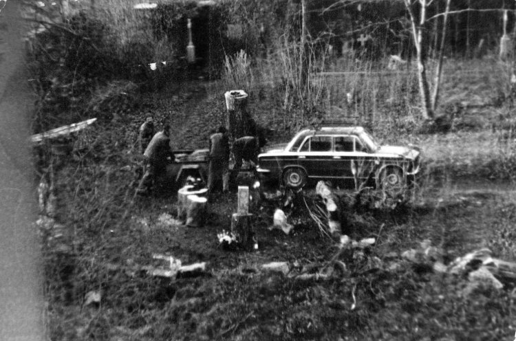 Die Stasi lässt die Plastik am 13. April 1982 heimlich abtransportieren. Quelle: Robert-Havemann-Gesellschaft/Roland Jahn/RHG_Fo_HAB_11869