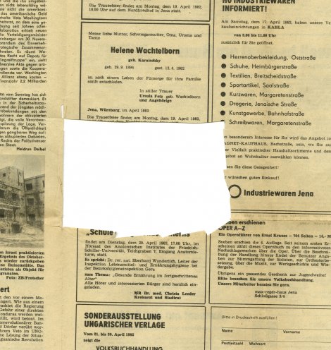 Roland Jahn und Petra Falkenberg kaufen so viele Zeitungen wie möglich, schneiden die Anzeigen aus und kleben sie in der Nacht im Stadtgebiet von Jena als Flugblatt. Quelle: Robert-Havemann-Gesellschaft / RHG_RJ_02_a